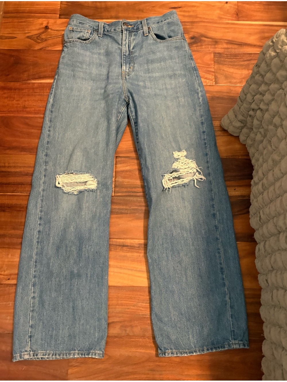 Levi’s High Waisted Straight Jeans Women’s 28 Medium Wash Classic Denim (524)